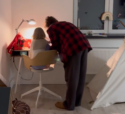 Сімейна ідилія: Даша Кацуріна показала, як Володмир Дантес робить ''домашку'' з її донькою 