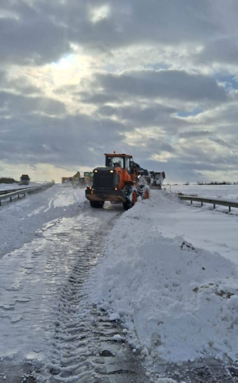 После снегопада расчищать дороги привлекли военнослужащих