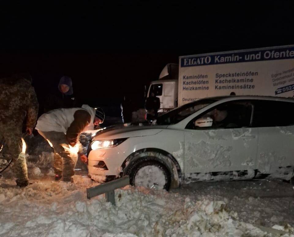 После снегопада расчищать дороги привлекли военнослужащих