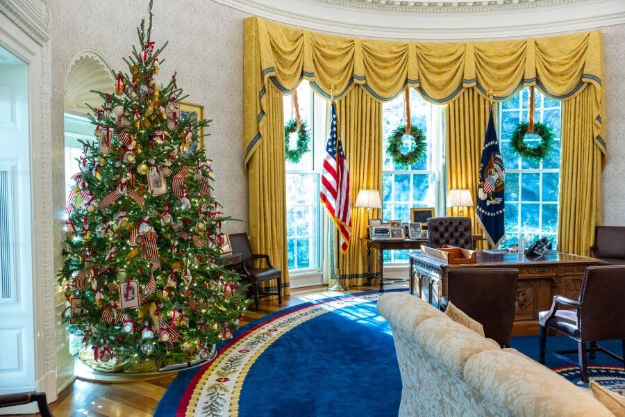 Первая Леди Джилл Байден показала, как украсила Белый Дом к праздникам.