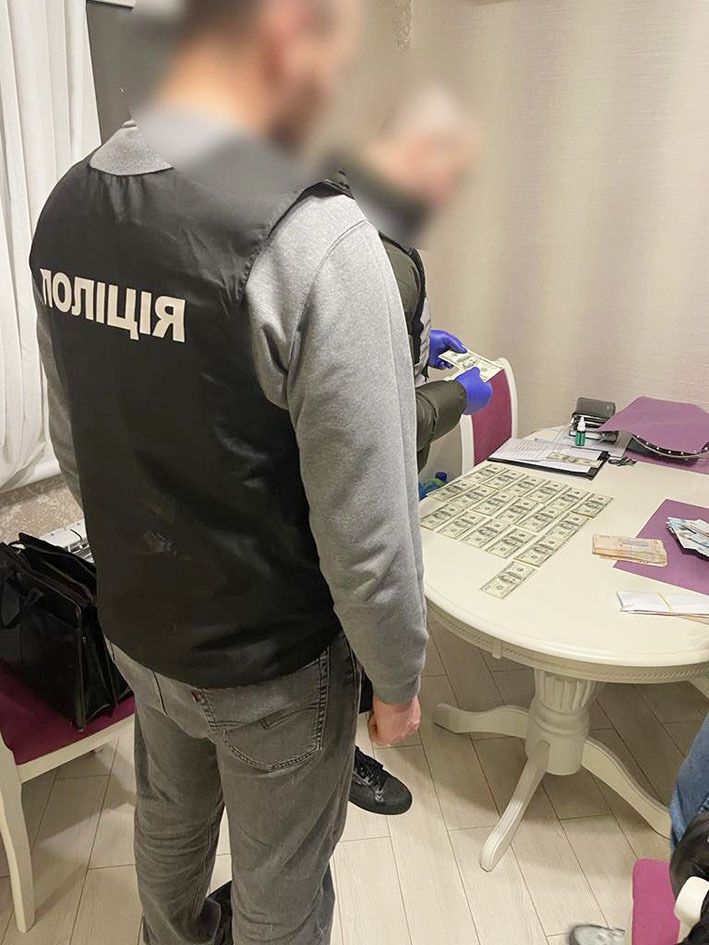 Полиция задержала чиновника, требовавшего взятку за ремонт дорог в Киеве