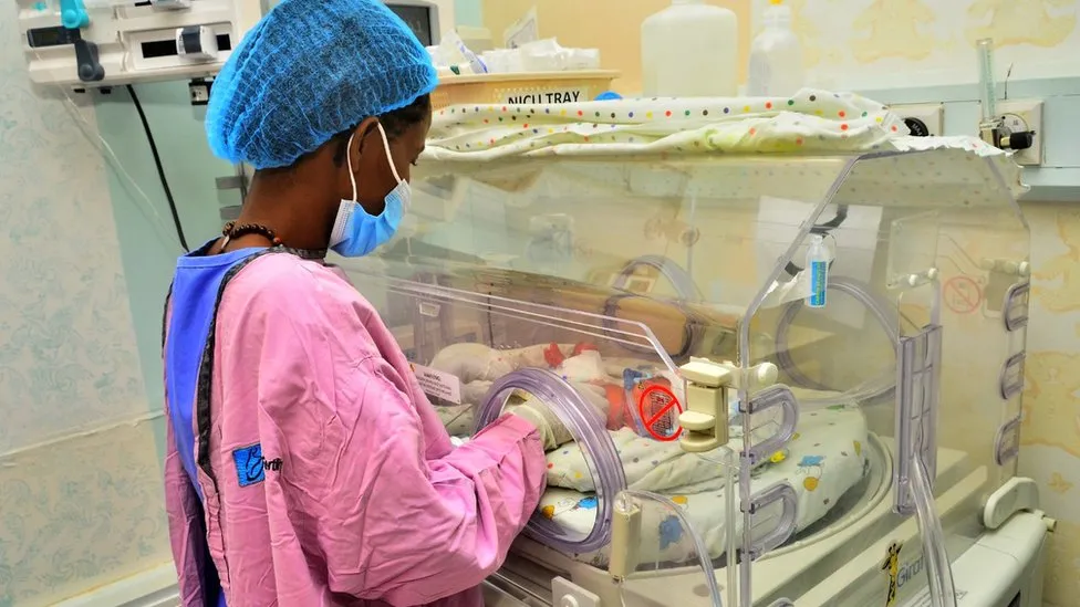 Дети родились преждевременно на 31 неделе и были помещены в инкубаторы