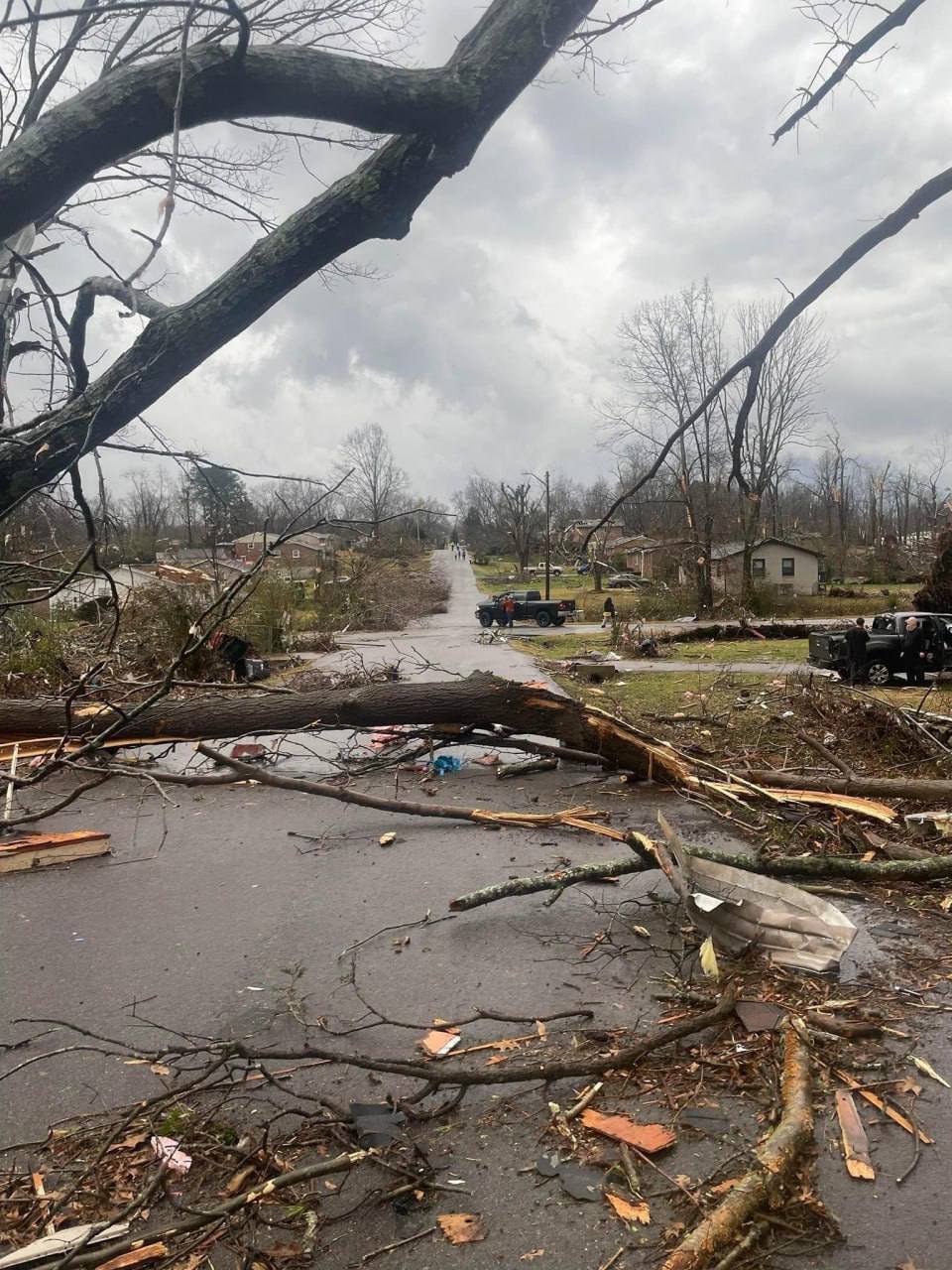 Десятки тисяч людей залишилися без житла через торнадо в США
