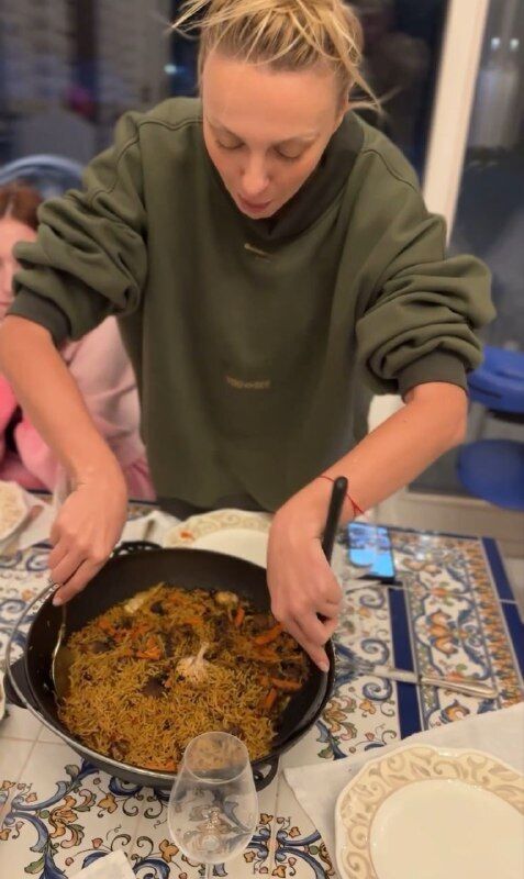 Справжній плов: співачка Оля Полякова влаштувала кулінарний майстер-клас на дачі