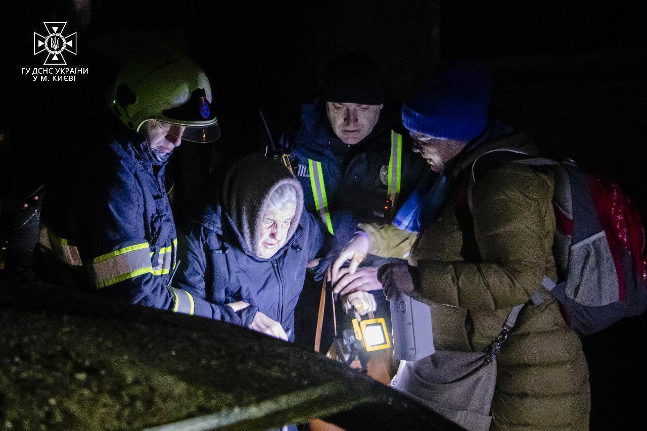 У Дніпровському районі рятувальники евакуювали людей