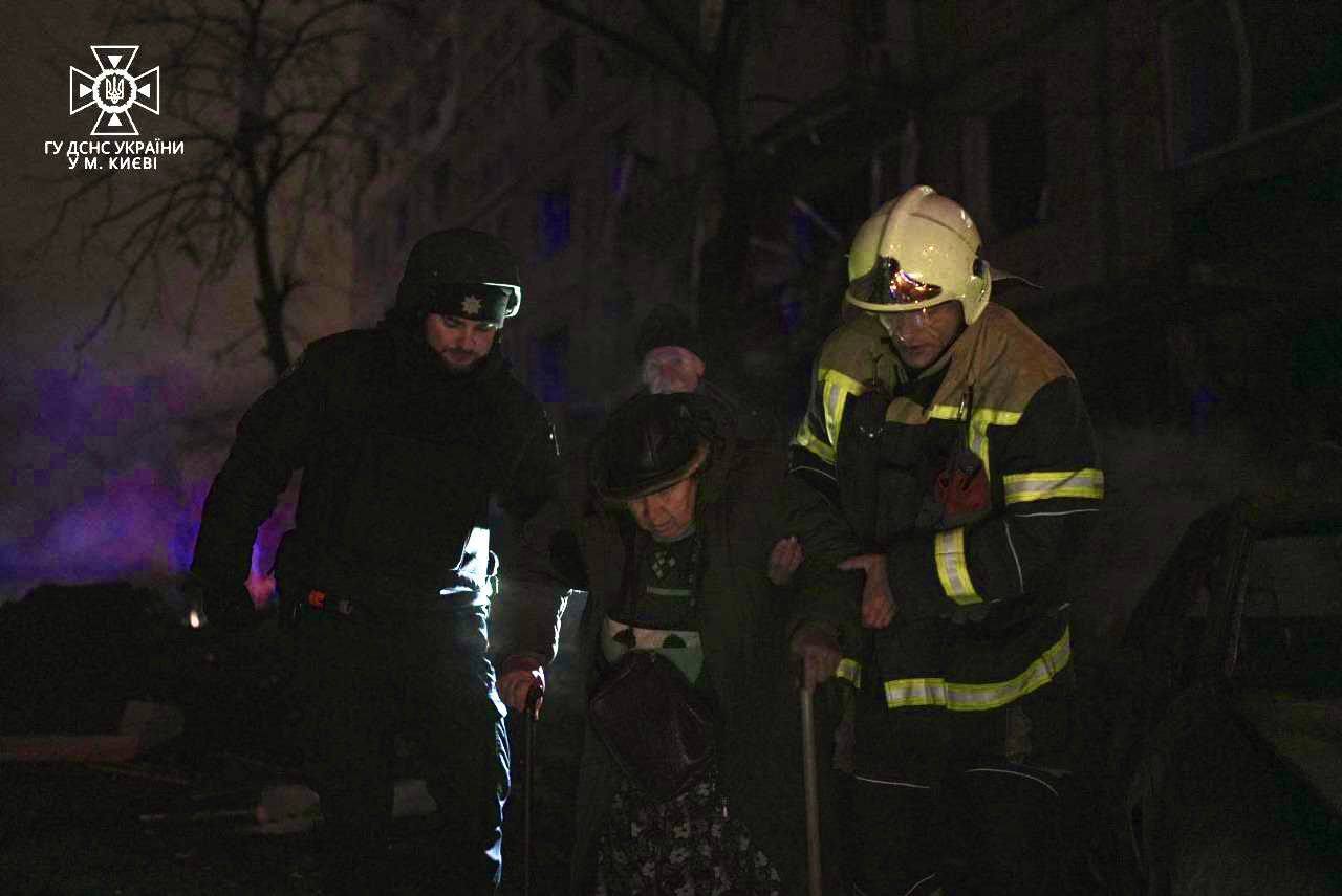 В Днепровском районе спасатели эвакуировали людей