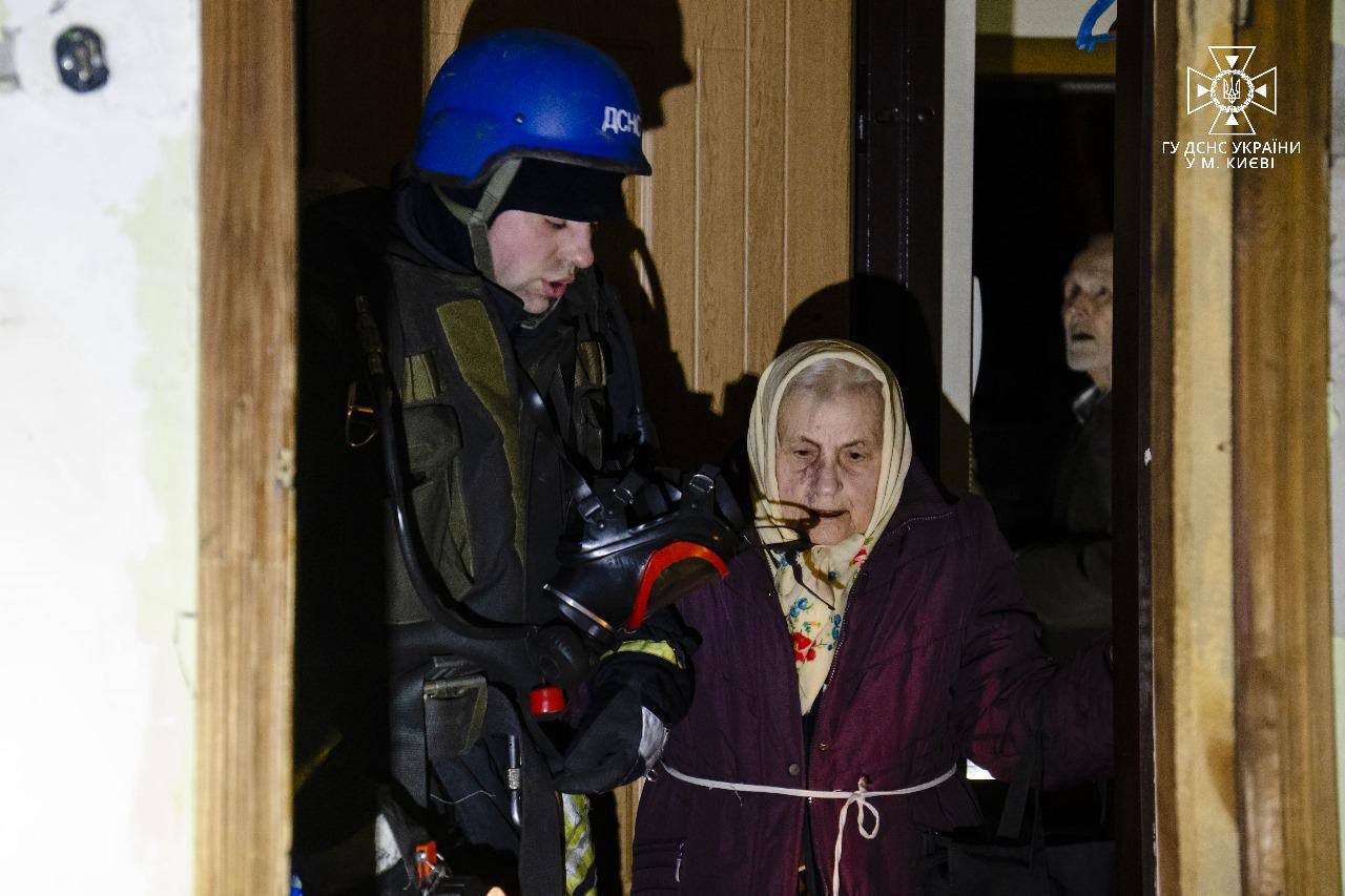 У Дніпровському районі рятувальники евакуювали людей