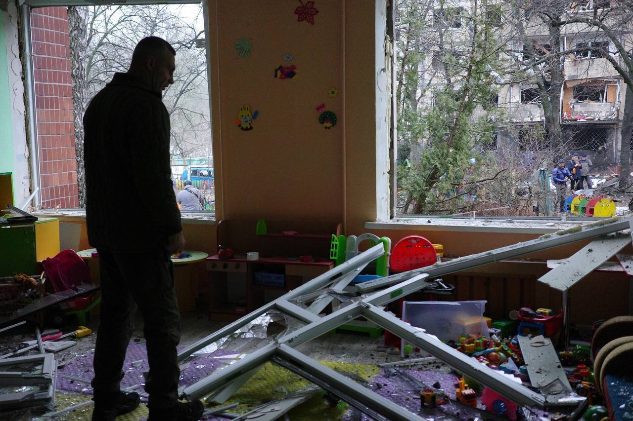 Віталій Кличко розповів про дії КМДА щодо ліквідації наслідків обстрілу