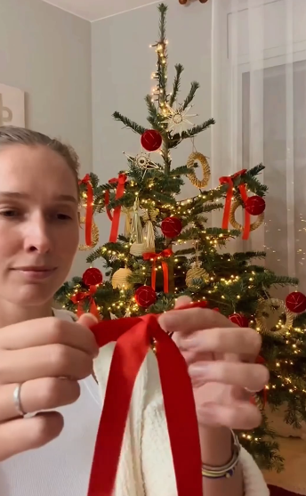 ''Росіяни не відберуть у дітей свято'': Катя Осадча показала, як з синами прикрашає ялинку 