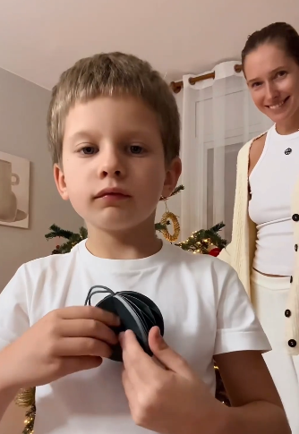 ''Росіяни не відберуть у дітей свято'': Катя Осадча показала, як з синами прикрашає ялинку 