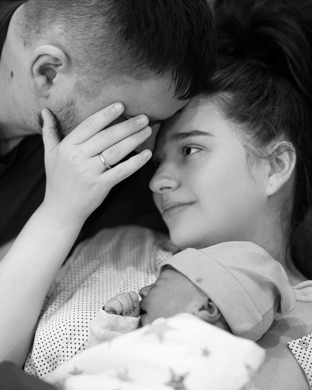 Юлія Лущинська вперше стала мамою та замилувала фото з новонародженою та чоловіком