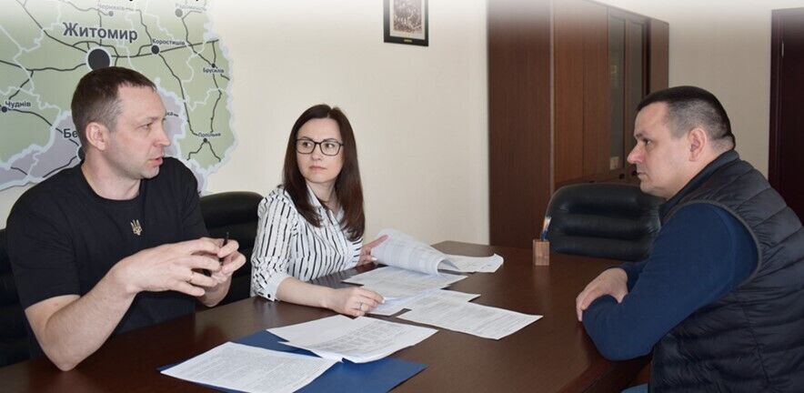 Володимир Тімков (праворуч) на зустрічі з керівництвом Головного управління Державної податкової служби в Житомирській області