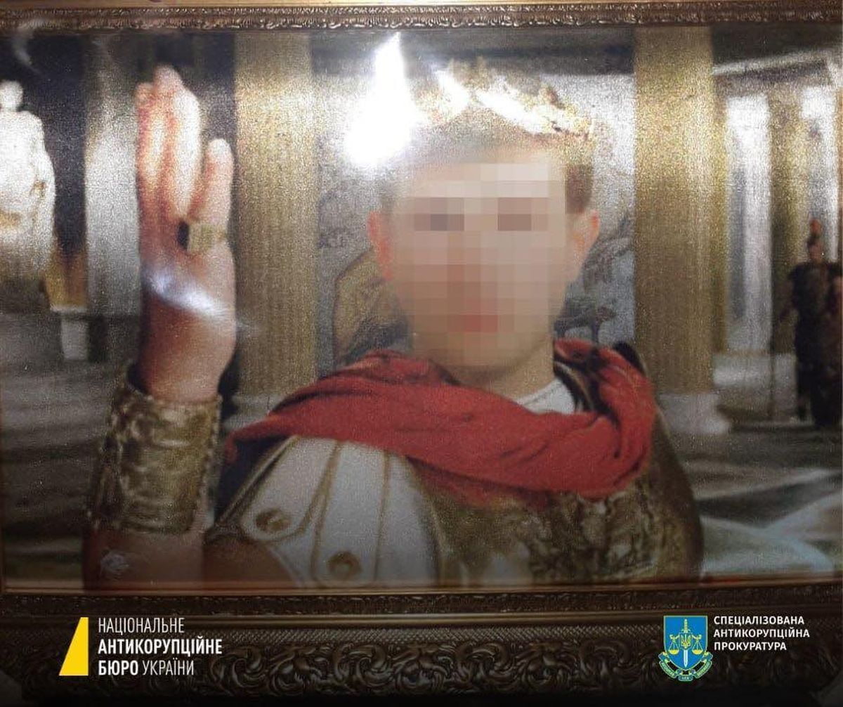 Портрети, золоте трюмо та килимок з символікою КПУ: п’ять специфічних інтер’єрів українських чиновників