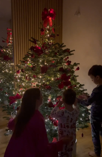 Ведучий Григорій Решетнік показав, як вони з сім'єю прикрашають ялинку 