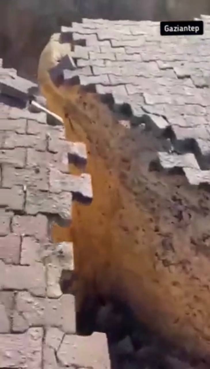 Пробыла 115 часов под завалами: в Турции после землетрясения спасли беременную женщину (видео)