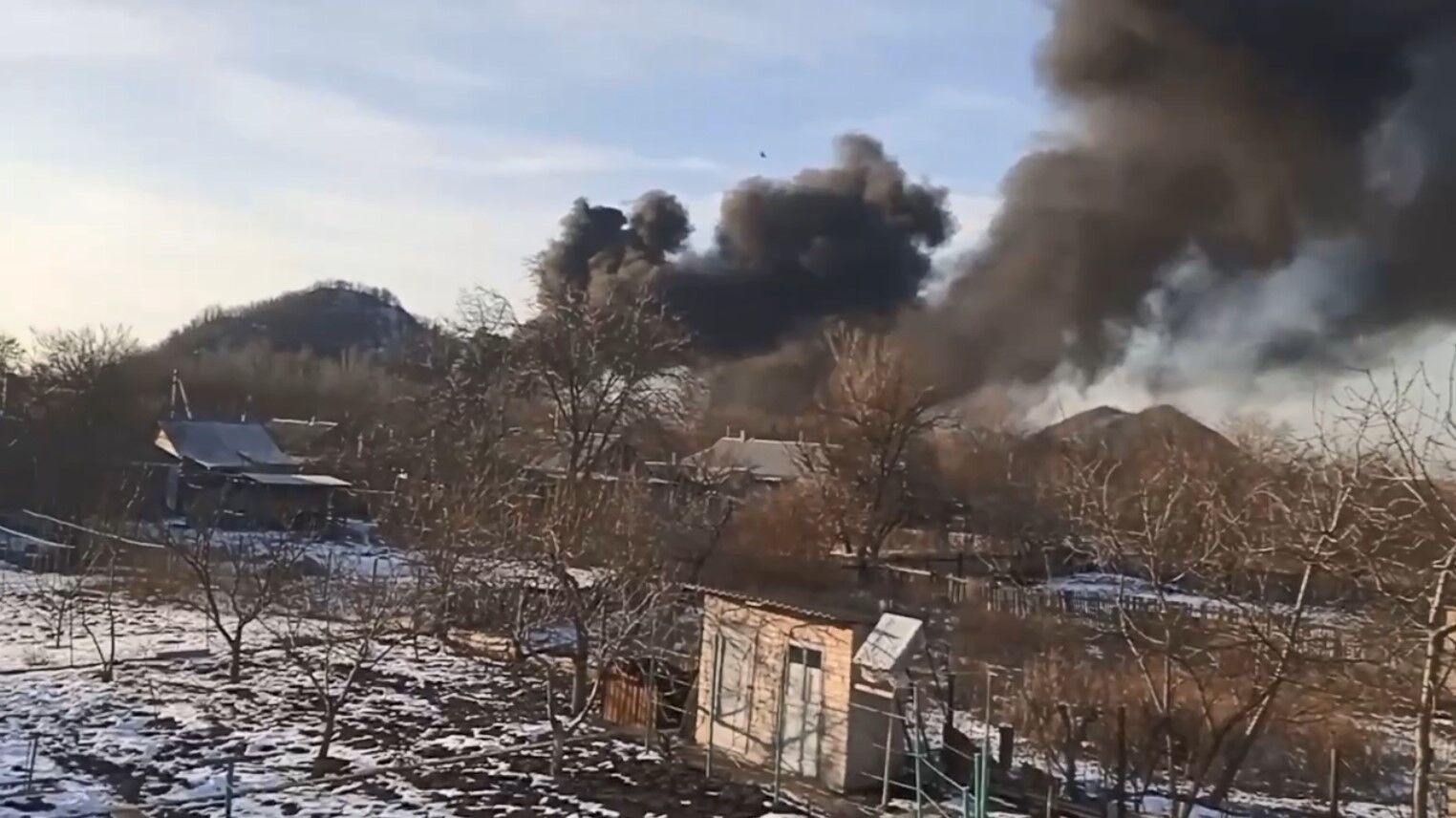 В Донецке - взрыв на складе БК армии рф: над городом - черный дым и детонация - подробности (видео)
