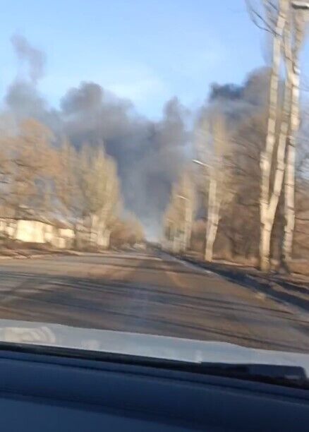 У Донецьку - вибух на складі БК армії рф: над містом - чорний дим і детонація - подробиці (відео)