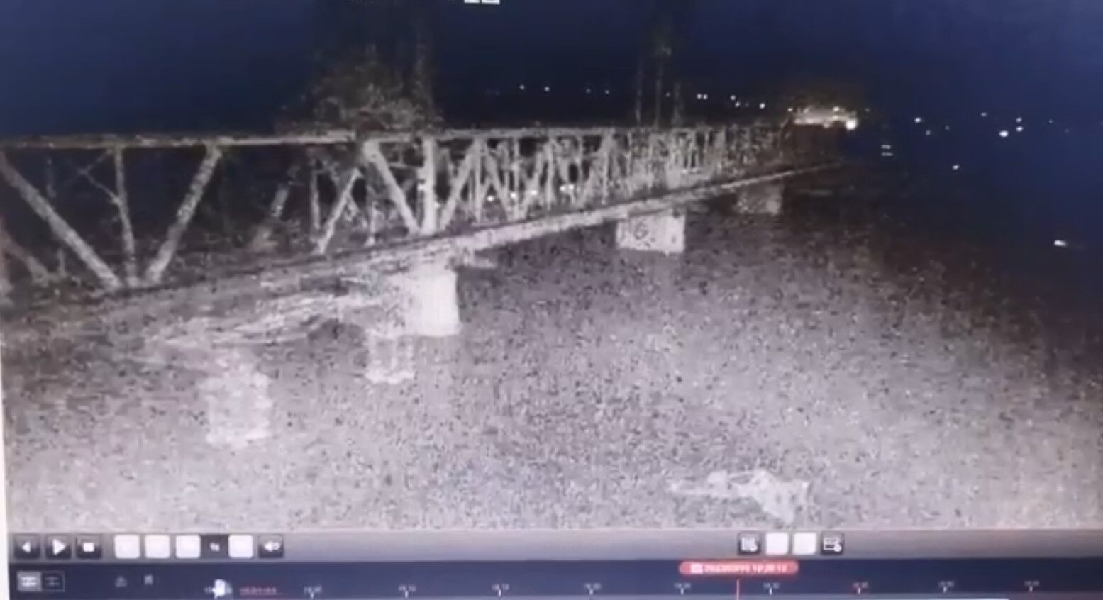 Обстріл моста біля Затоки: Залужного турбують морські дрони армії рф - що відомо