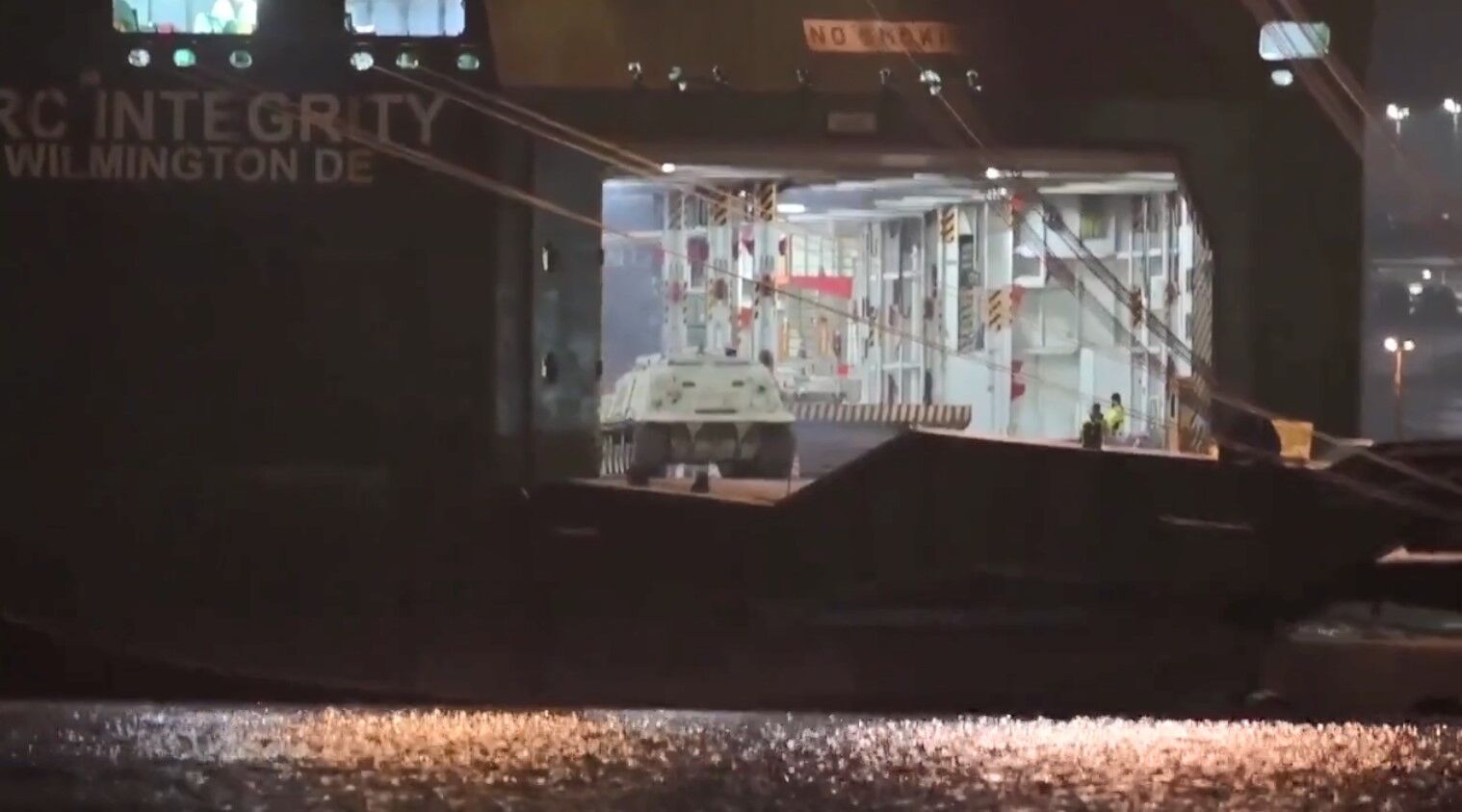 Корабль с БМП Bradley для ВСУ прибыл в Европу: видео разгрузки