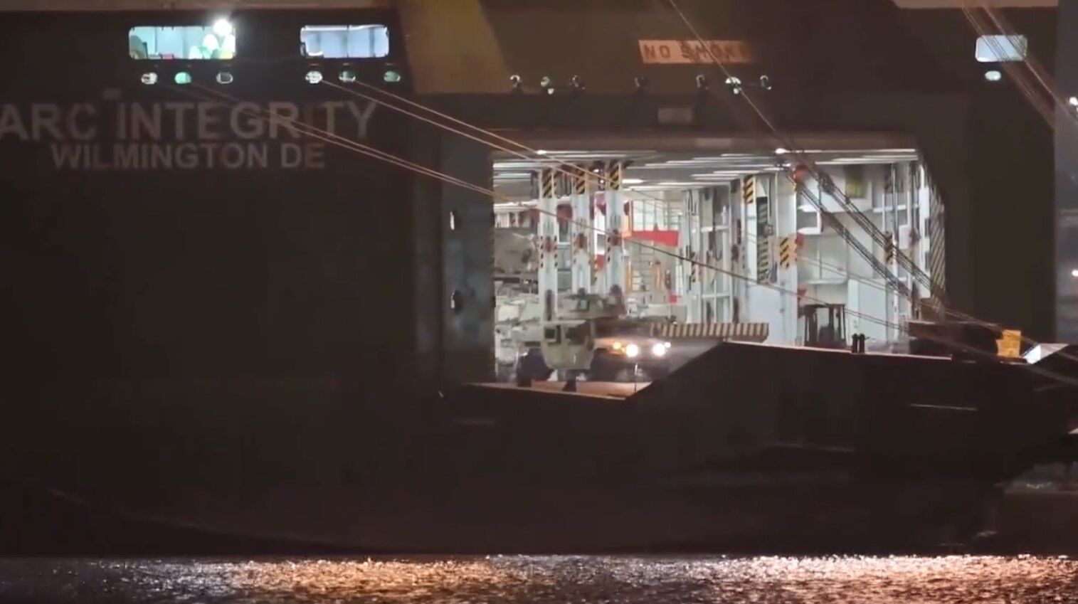 Корабель з БМП Bradley для ЗСУ прибув до Європи: відео розвантаження