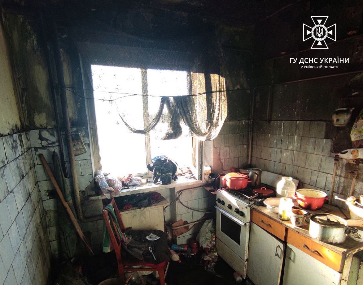 Под Киевом произошел пожар: спасатели успели вытащить из огня мужчину