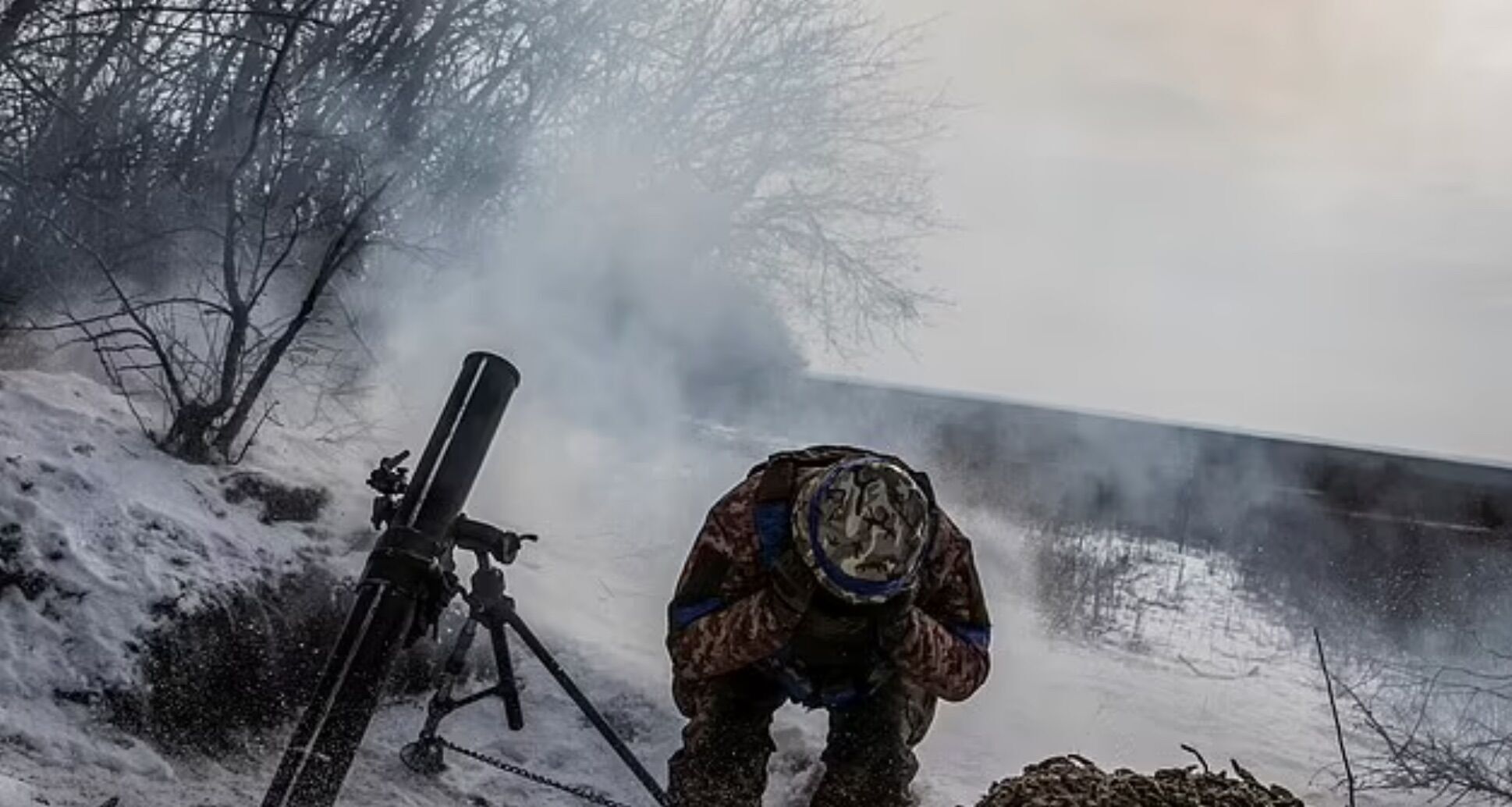 Український військовослужбовець веде вогонь з міномета по російських військах на передовій біля міста Вугледар