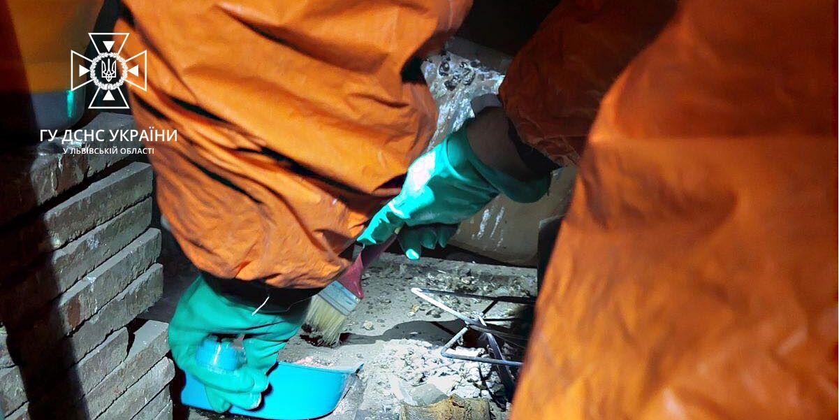 Небезпека для життя: у Львові рятувальники зібрали майже 3 кг ртуті у багатоквартирному будинку