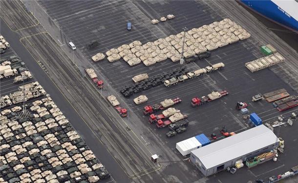 Кадри з порту у Німеччині: парковка ''встелена'' Bradley та іншою технікою з США (фото)