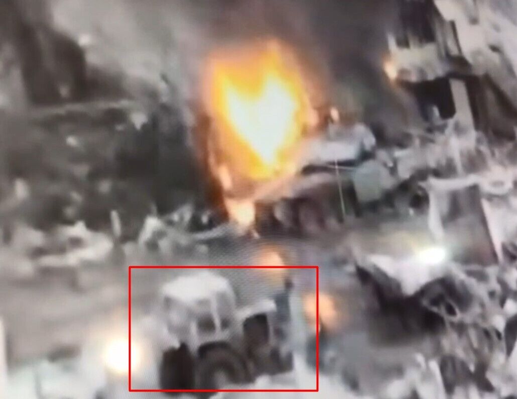 На Харківщині ЗСУ підбили танк Т-90М ''Прорив'': палав поруч з трактором (відео)