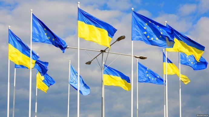 Евродепутаты также призывают украинскую власть как можно быстрее ввести существенные реформы, чтобы эффективно соответствовать критериям членства в ЕС