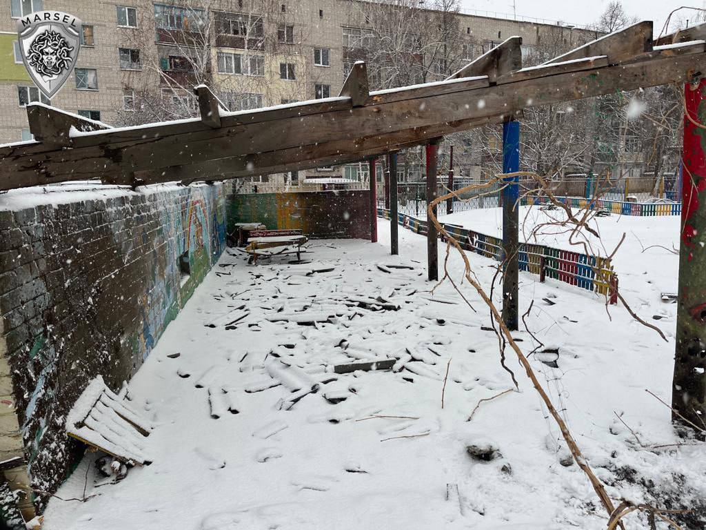 Повреждённый детсад в городе Купянск