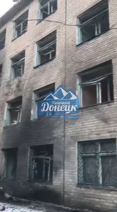 ''Бавовна'' у Макіївці: у будівлі знесло дах, наскрізь пробито перекриття (відео)