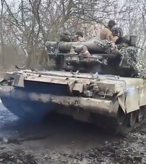 Бахмут: ЗСУ показали танк Т-80УД та бронеавтомобілі ''Козак-2'', які прибули на фронт (відео)