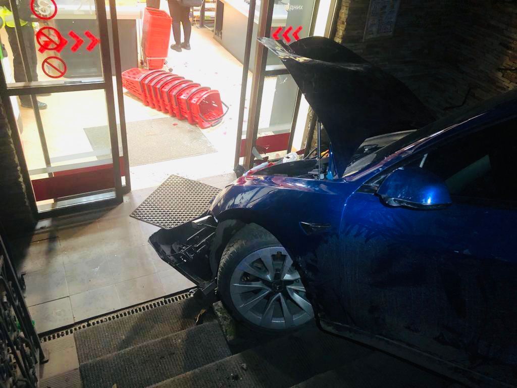 ДТП на Франківщині: водійка Tesla на смерть збила пішохода (фото) 