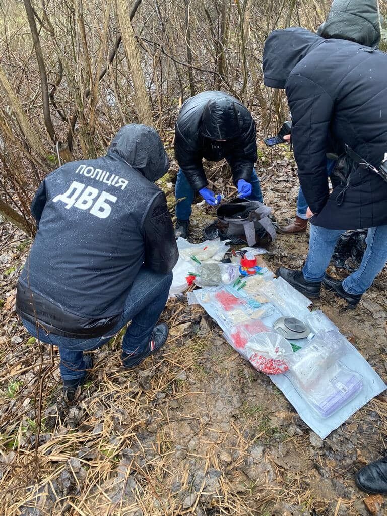 На Прикарпатье полицейские задержали наркоторговца – тот закопал в лесу 8 кг запрещенного вещества (фото)