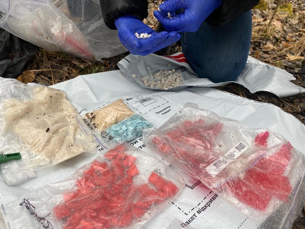 На Прикарпатті поліцейські затримали наркоторговця – той закопав у лісі 8 кг забороненої речовини (фото)