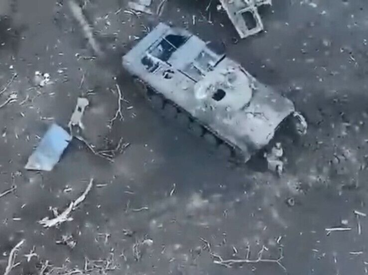 Вугледар: ЗСУ показали удари по вояках 155-ї бригади рф, які ховались під танками (відео)