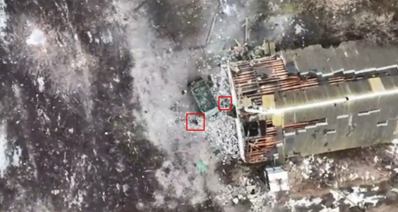 ВСУ ударили по автомобилю армии рф, который вез пополнение на Угледар: видео
