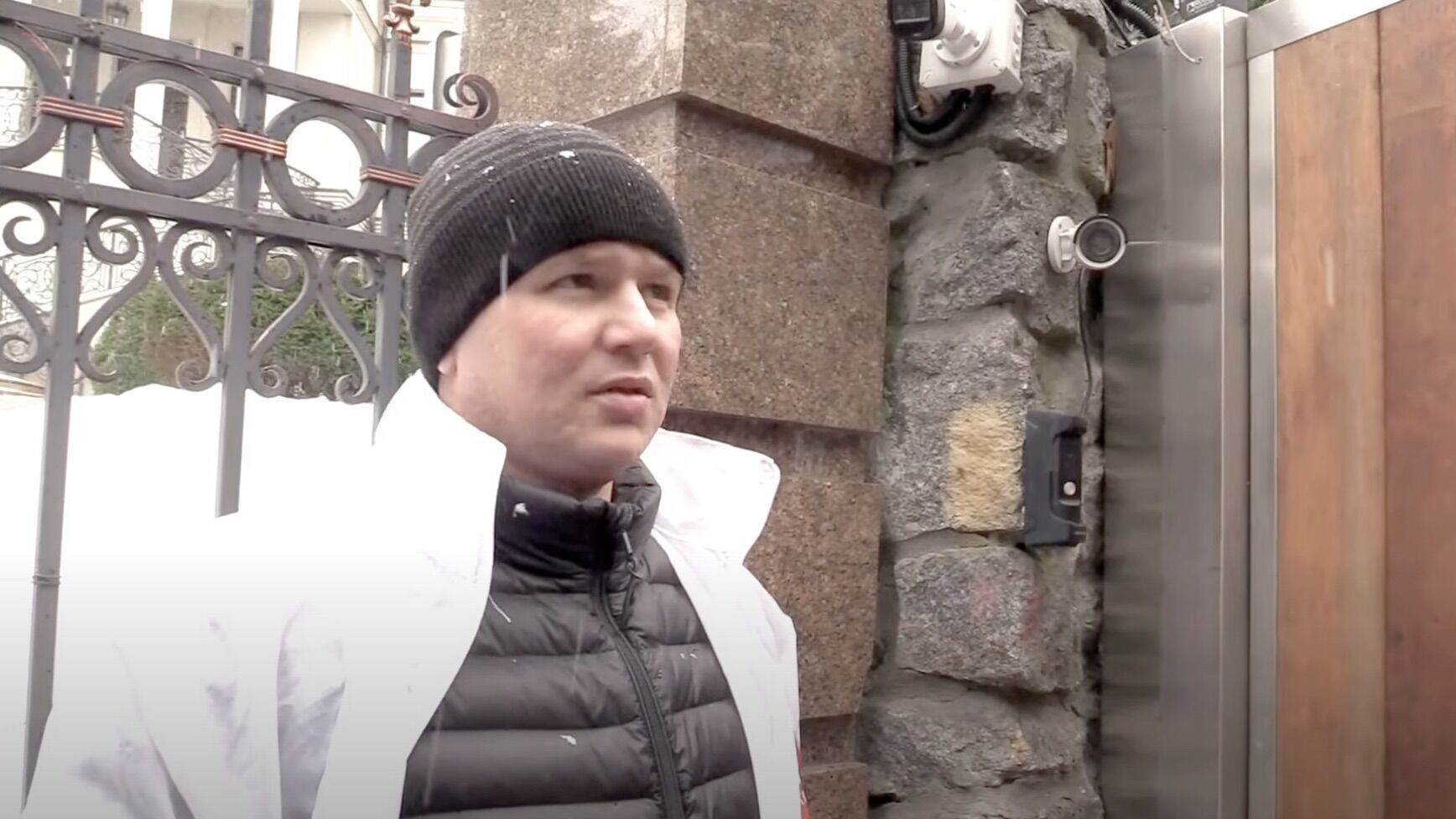Журналисты приехали к дому Омельяненко, но им сообщили, что тот здесь не проживает