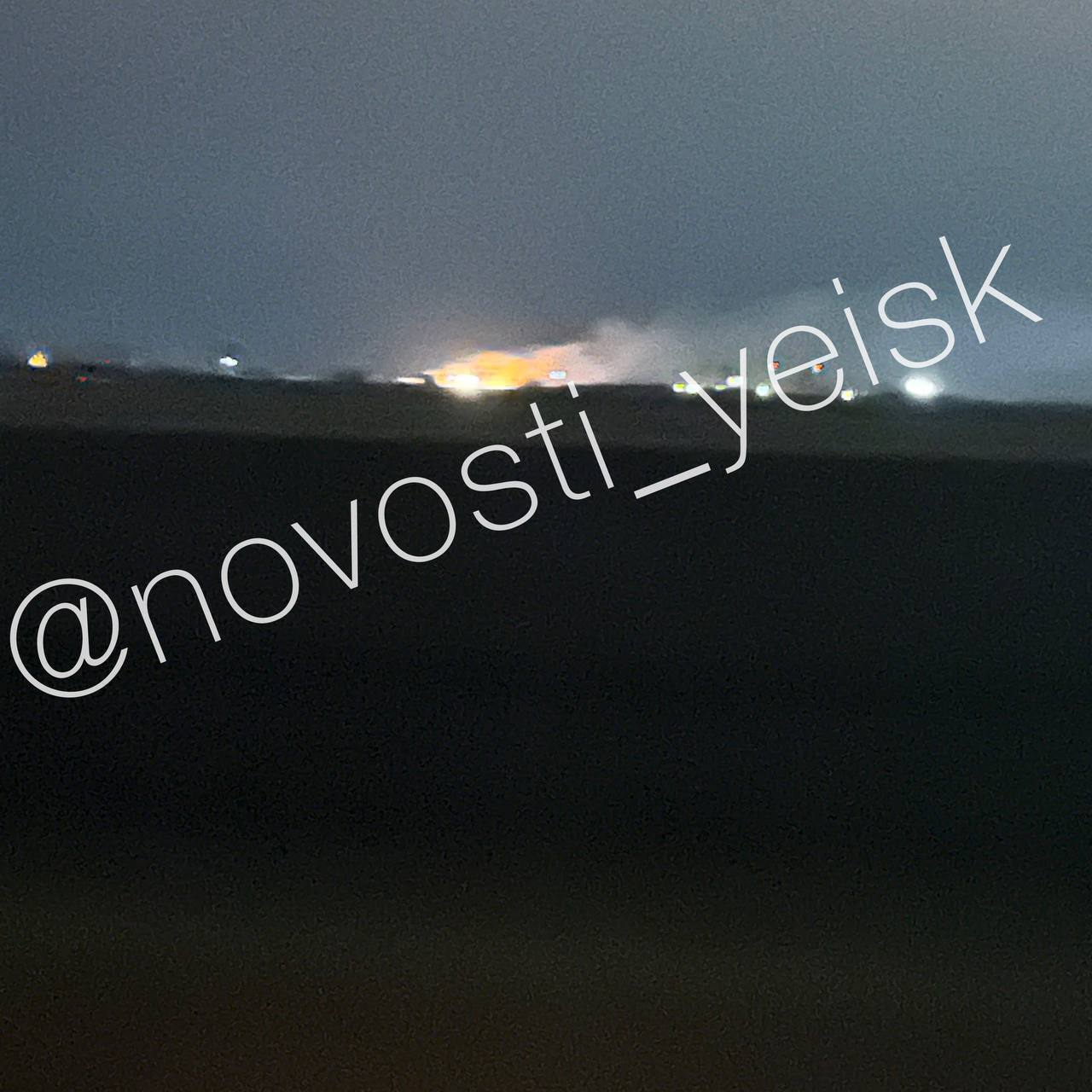 Полум'я і дим над аеродромом у Єйську