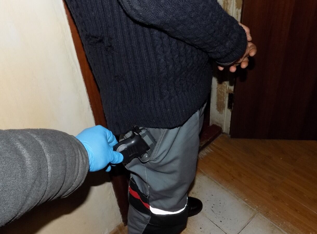 На Львівщині хлопець, захищаючи бабусю, отримав вогнепальне поранення (фото)