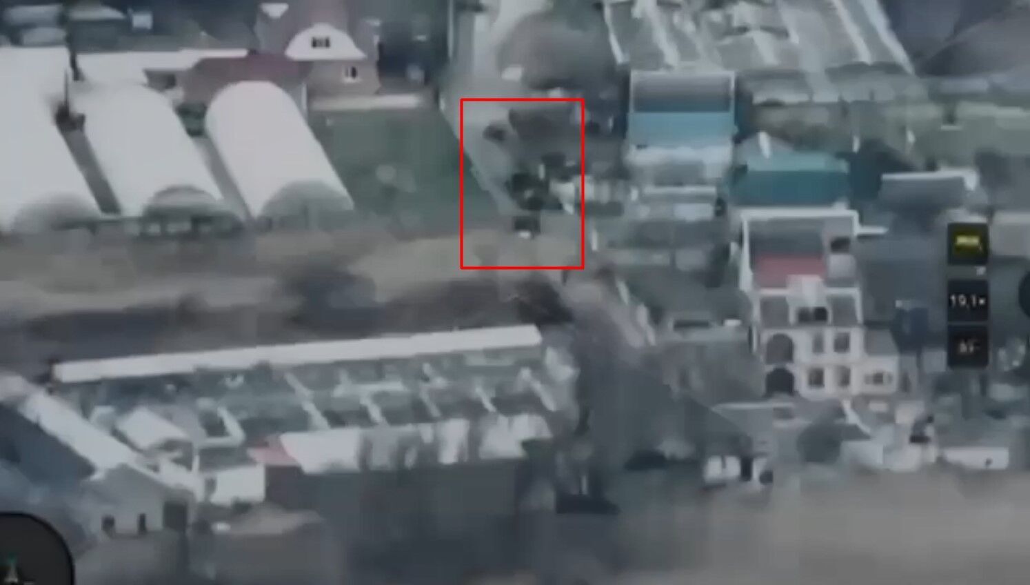 На Херсонщині ЗСУ атакували техніку армії рф: дрон з розгону влетів у скупчення автівок (відео)