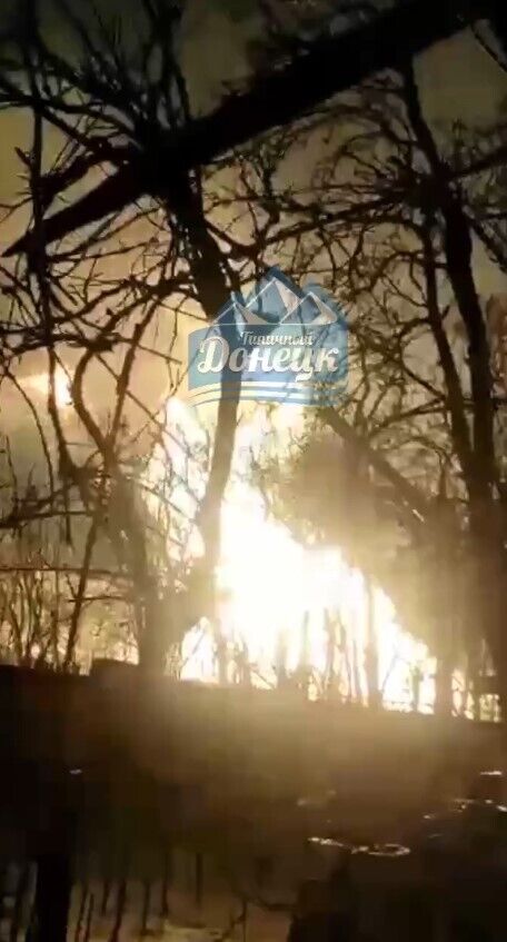 На Донеччині - яскрава ''бавовна'' у Макіївці: заграва палає над містом (відео)
