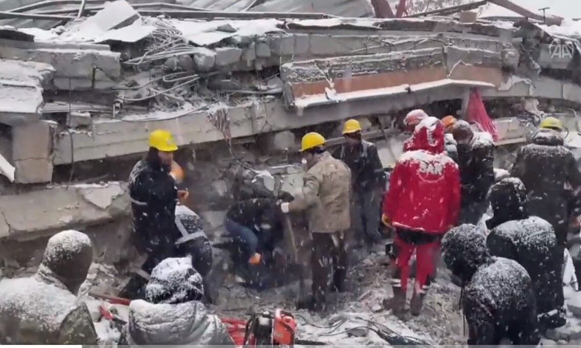 Порятунок чоловіка з-під завалів будинку у Туреччині
