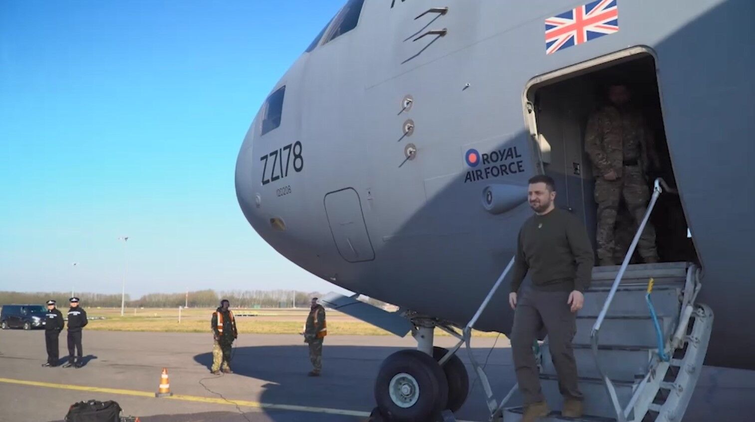 Поїздка Зеленського в Британію: візит на військову базу та в Парламент, обійми з журналісткою BBC - подробиці