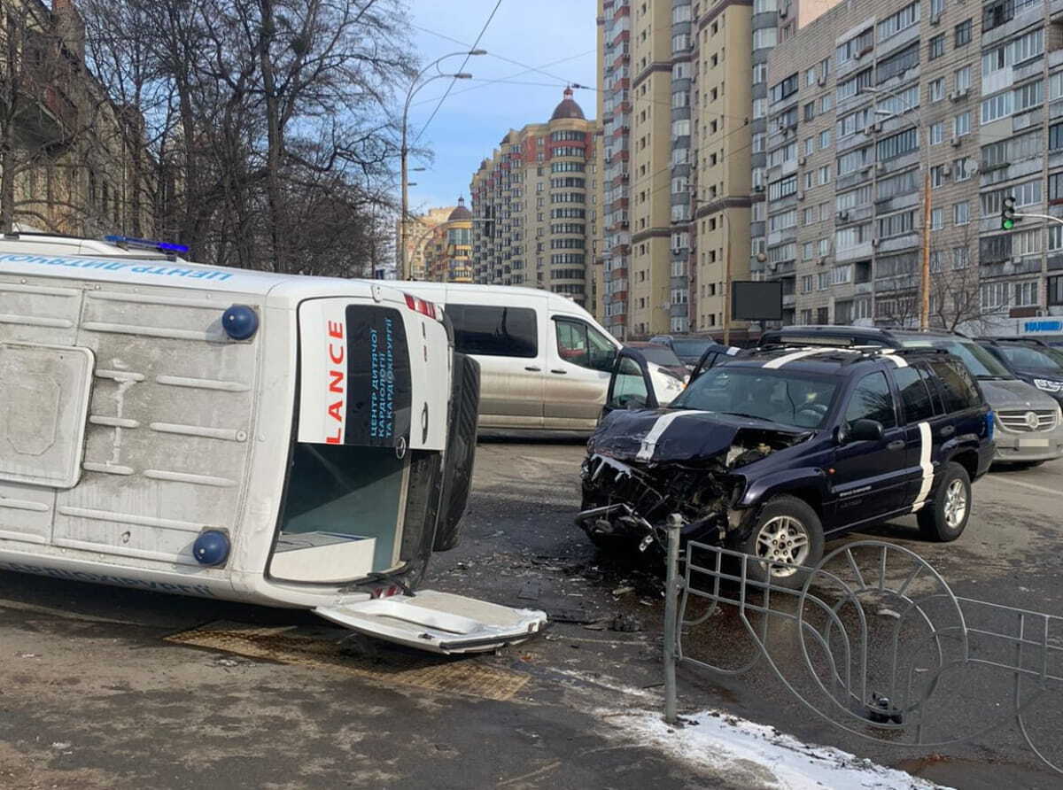 У Києві сталася ДТП: перекинувся автомобіль швидкої, є постраждалі, серед них – дитина