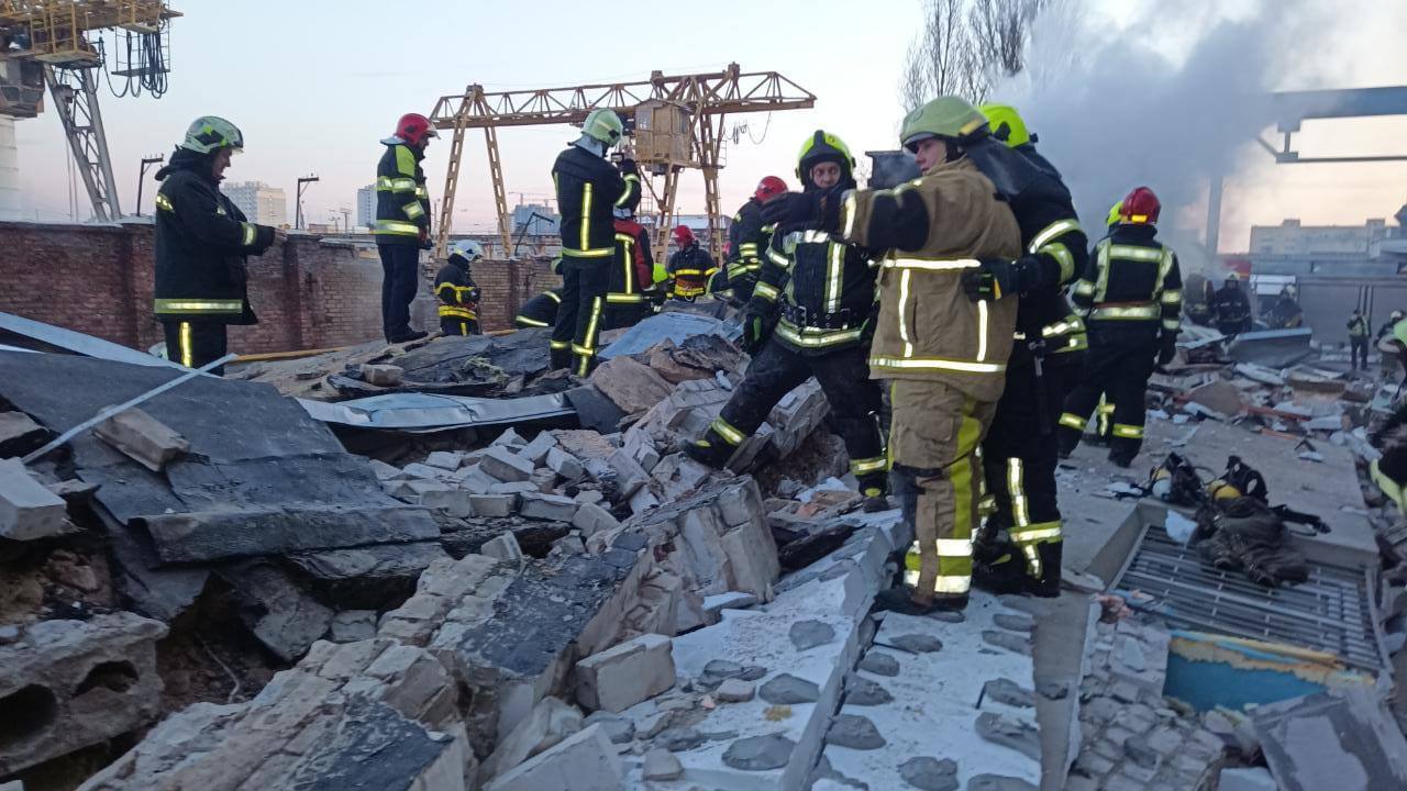 У Києві – сильний вибух на території колишнього заводу, є постраждалі