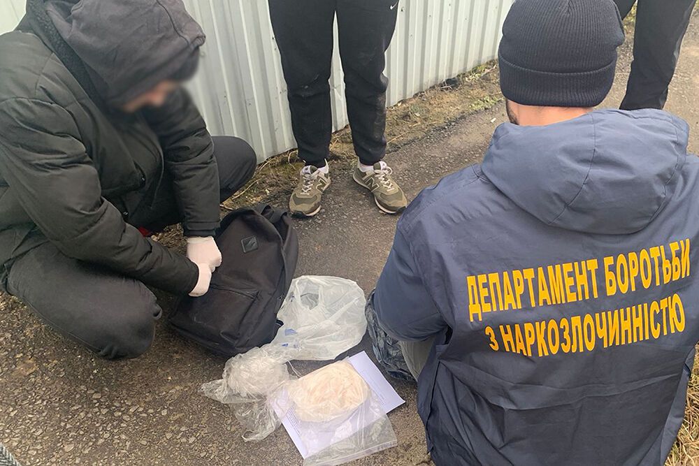 Щомісяця забували близких 5 кг наркотиків: на Львівщині затримали наркодилерів