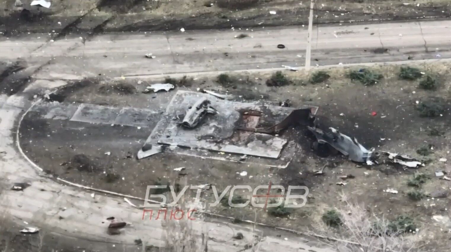 Бахмут: армія рф знищила пам'ятник літаку МіГ-17, який стоїть у стратегічній точці міста (відео)
