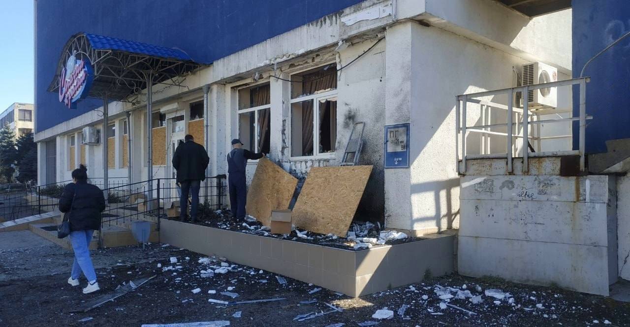 Последствия взрыва авто коллаборанта в Новой Каховке